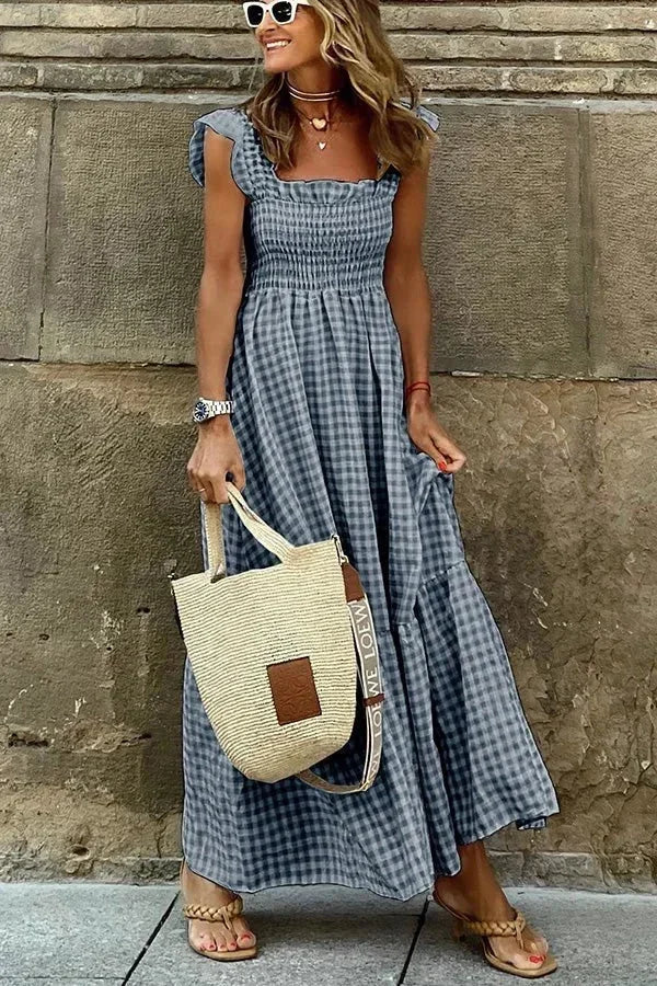 Robe longue à carreaux bleu marine, manches volantées, col carré, en coton doux, idéale pour un look décontracté.
