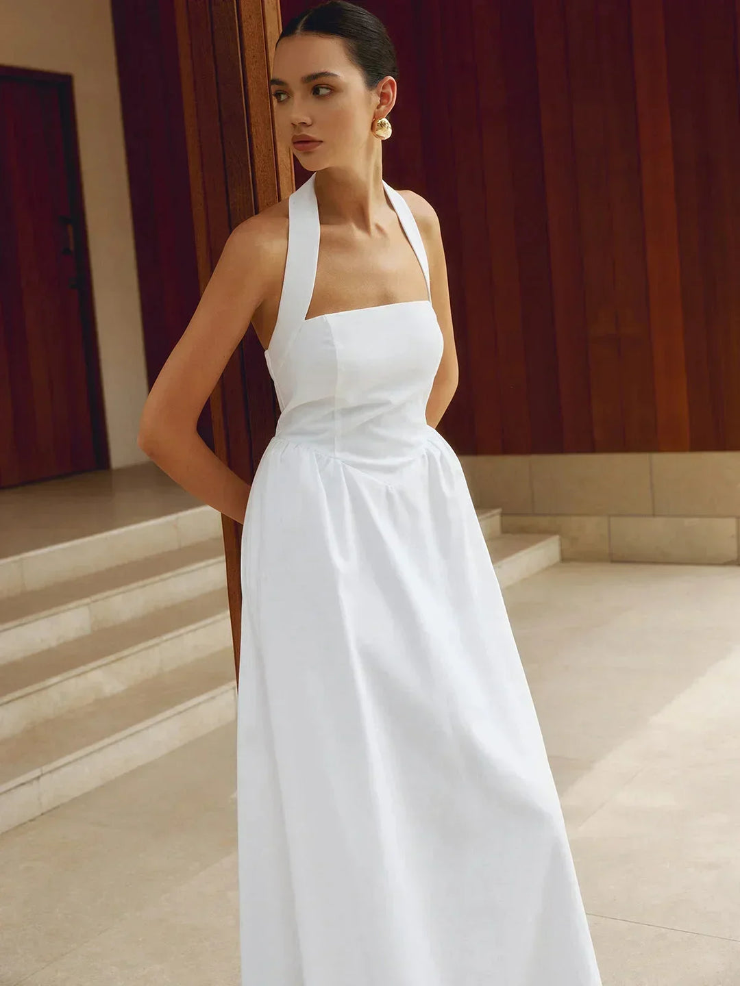 Robe longue femme en coton, col carré, avec poches intégrées pour un style pratique et élégant.