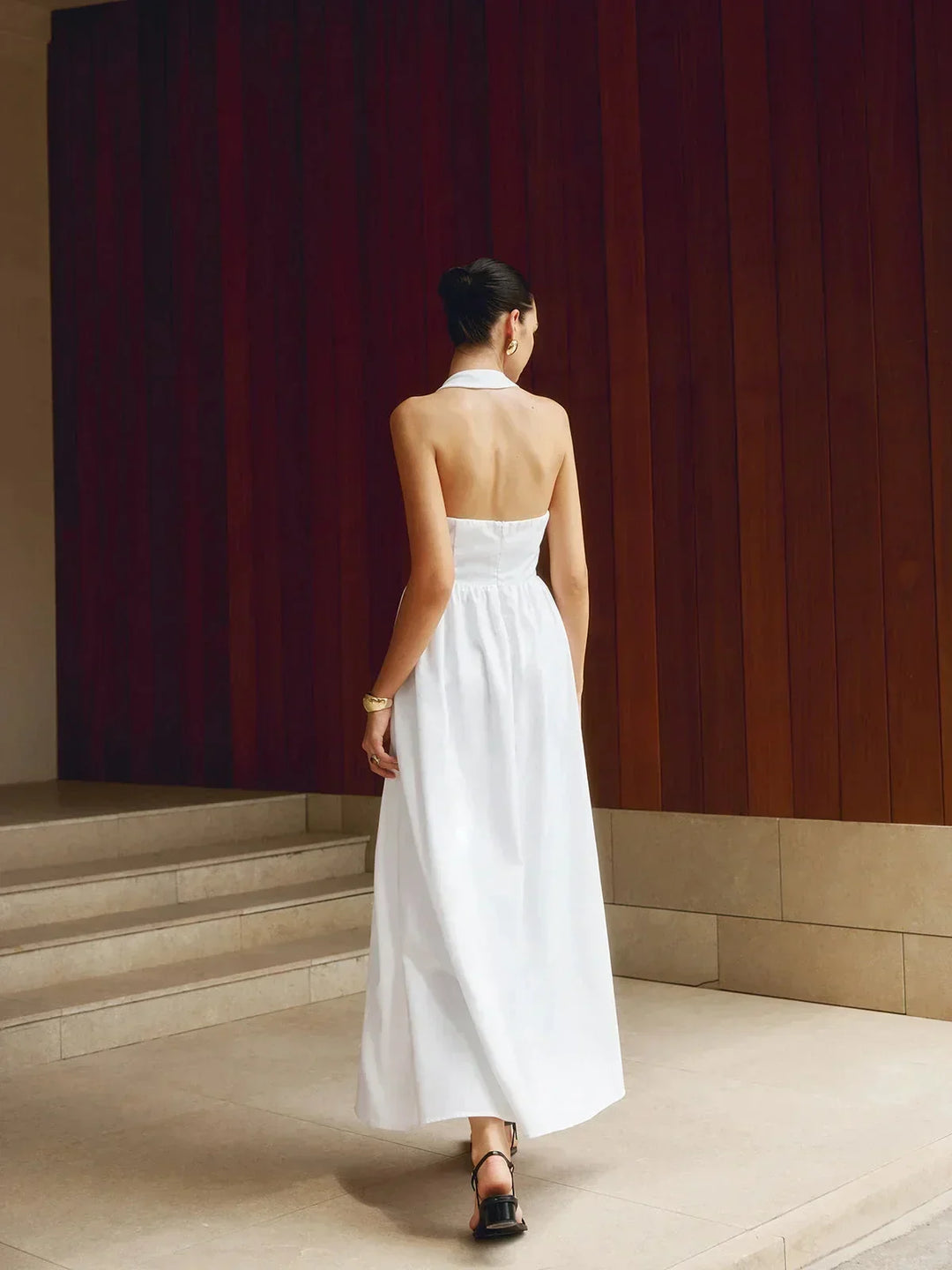 Robe longue femme en coton, col carré, avec poches intégrées, offrant une silhouette élégante et un confort quotidien.