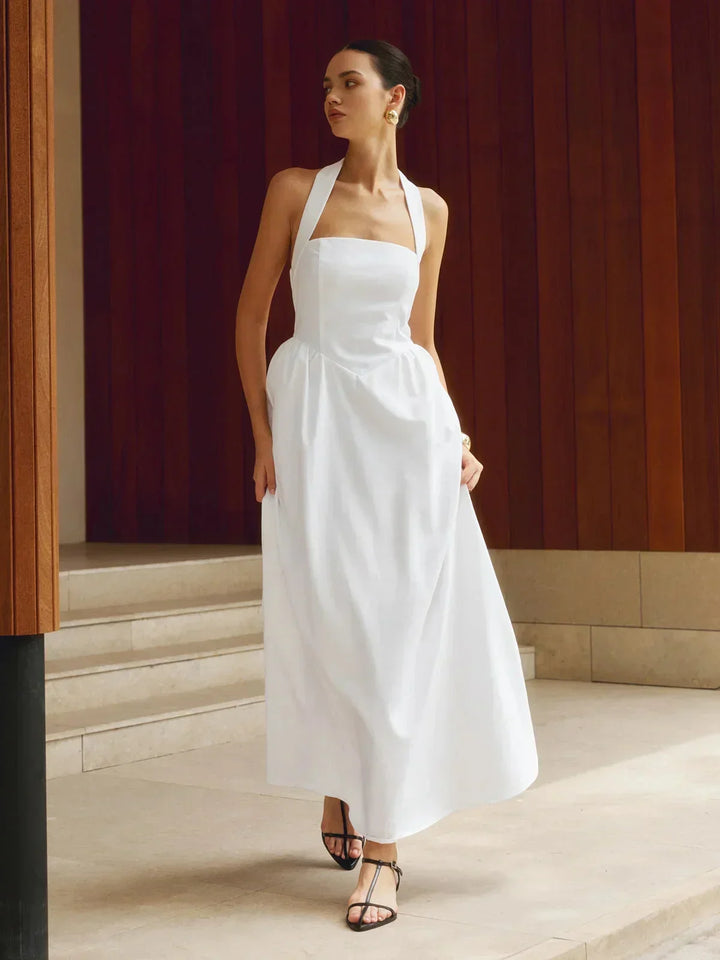 Robe longue blanche femme avec col carré, poches intégrées, en tissu léger et fluide, idéale pour les journées d'été.