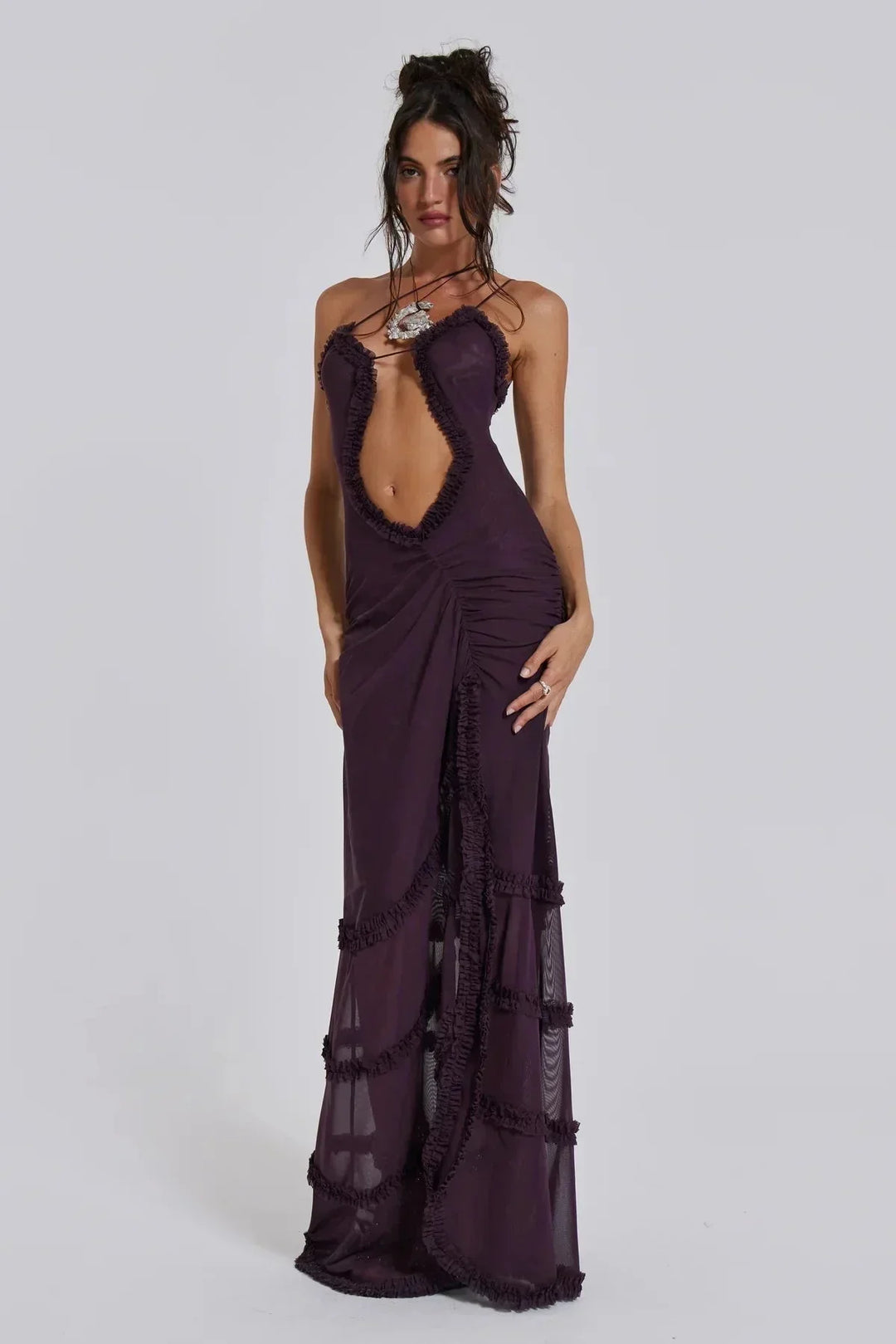 Robe longue en tissu léger, col en V avec détails drapés, parfaite pour les occasions estivales.