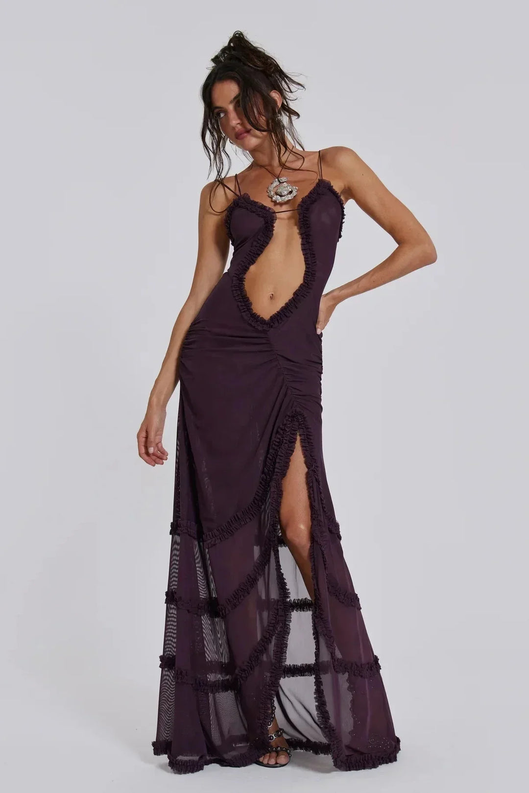 Robe longue femme en tissu léger, col en V et détails drapés pour une silhouette fluide et élégante.