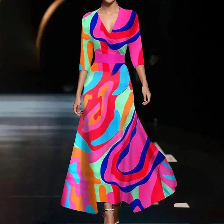 Robe longue femme en tissu léger, col V, imprimé floral coloré, dotée d'une ceinture pour marquer la taille.