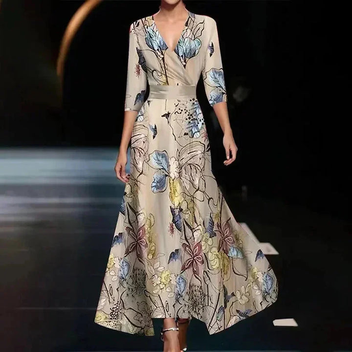 Robe longue femme en tissu léger, col V, imprimée de motifs floraux avec ceinture assortie pour un ajustement élégant.