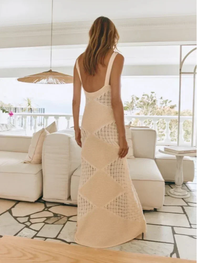 Robe longue sans manches crème avec motif ajouré, idéale pour les journées estivales. Tissu léger et fluide.