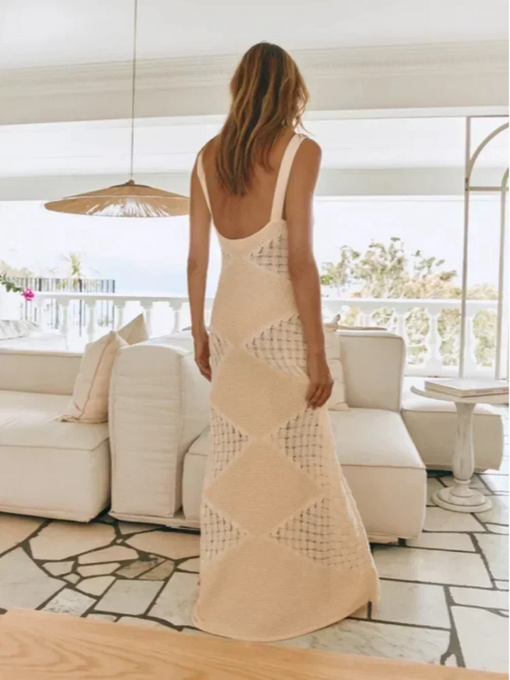 Robe longue sans manches crème avec motif ajouré, idéale pour les journées estivales. Tissu léger et fluide.