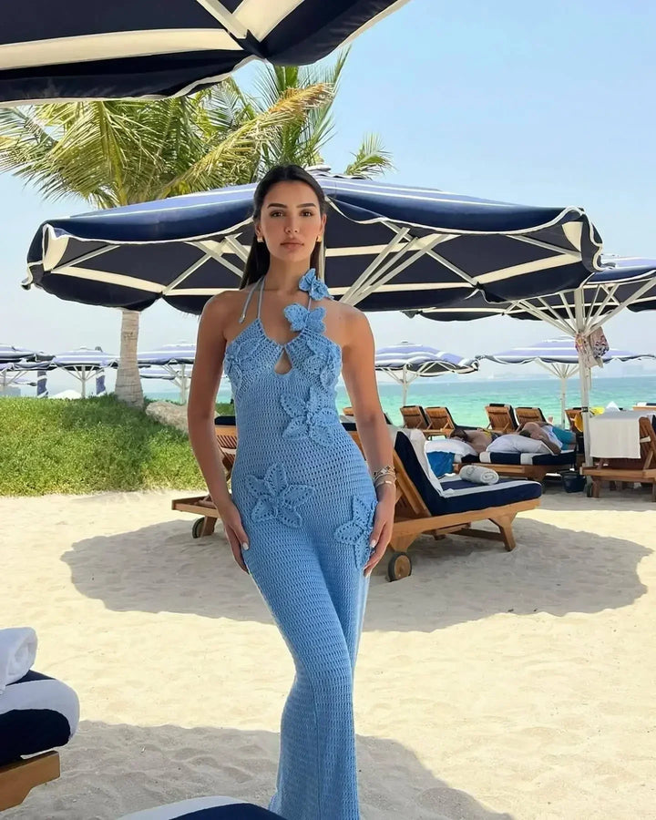 Robe longue femme en crochet, ornée de motifs floraux, avec une coupe fluide et des détails délicats.