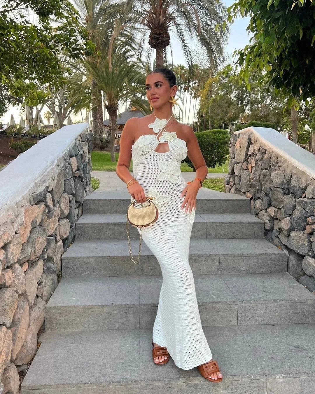 Robe longue en blanc avec motifs floraux en crochet, idéale pour les journées ensoleillées, légère et aérienne.