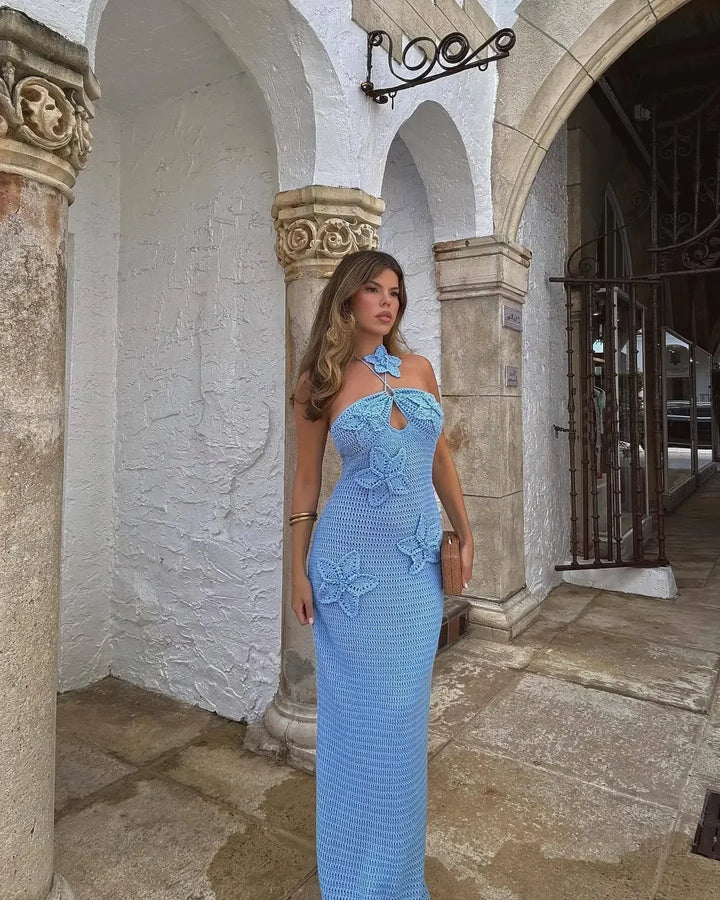 Robe longue en crochet bleu pour femme, ornée de motifs floraux délicats, légère et idéale pour les journées d'été.