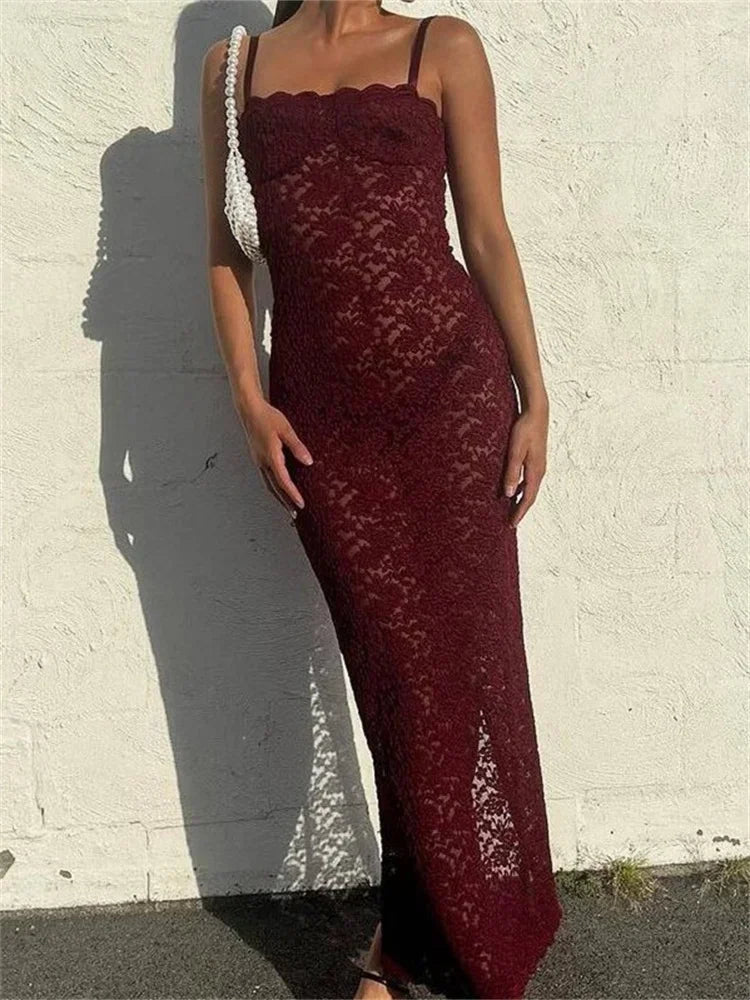 Robe longue en dentelle bourgogne, manches longues et détails délicats, parfaite pour les soirées élégantes.