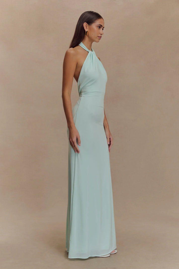 Robe longue dos nu en tissu léger couleur menthe douce, parfaite pour des occasions estivales et confortables.