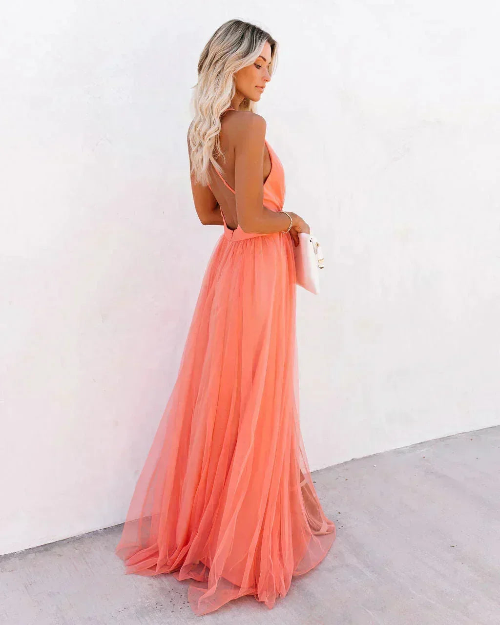 Robe longue orange pour femme, dos nu, avec bretelles fines, en tissu léger et fluide, idéale pour les journées ensoleillées.