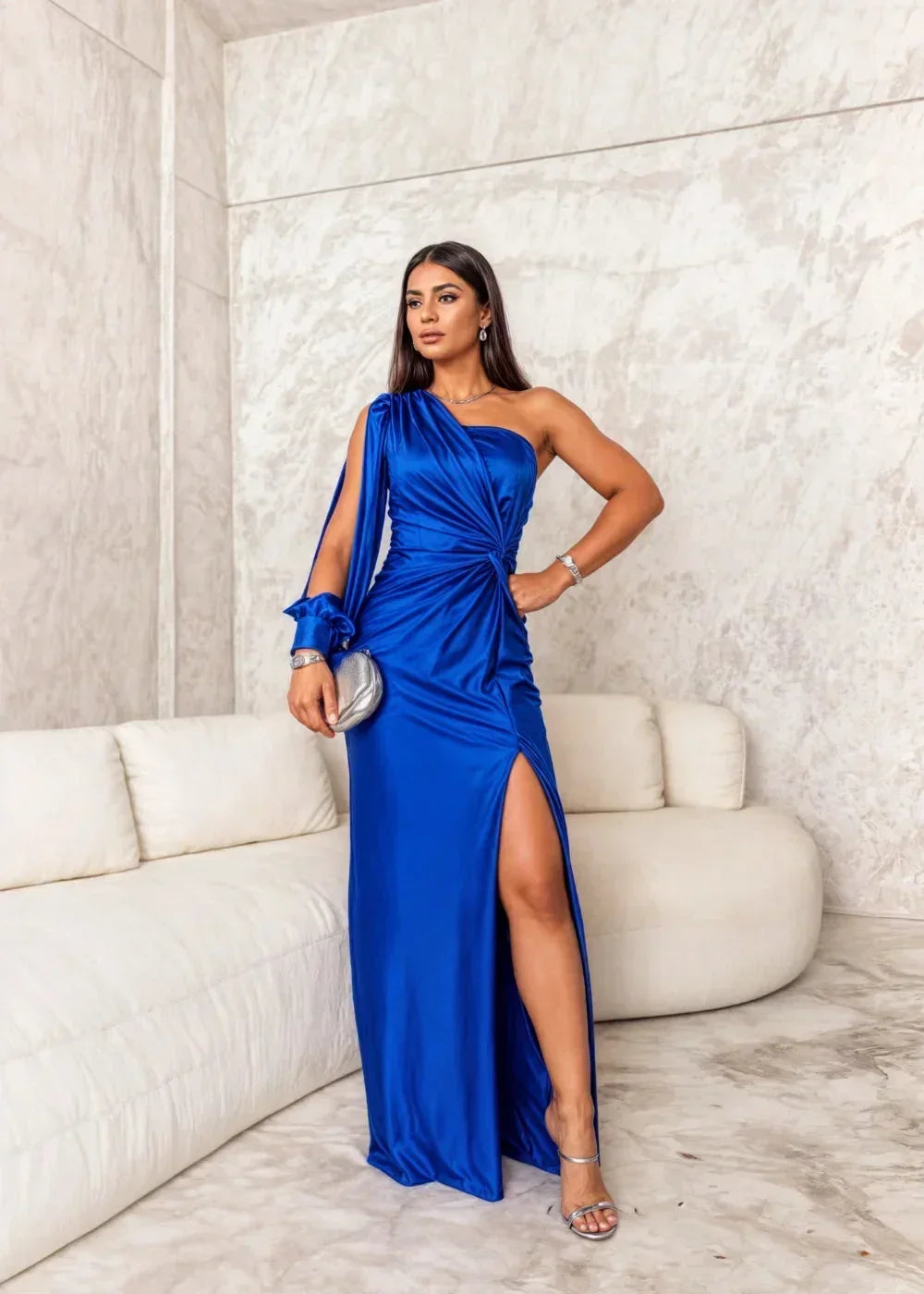 Robe longue femme en tissu drapé, une épaule, avec fente élégante pour un style raffiné et moderne.