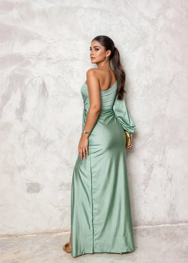 Robe longue drapée à une épaule, en tissu fluide avec une fente élégante, parfaite pour les soirées d'été.