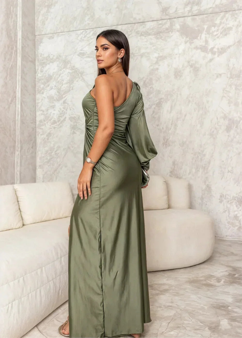 Robe longue drapée avec une épaule, fente élégante, en tissu léger et fluide pour un style chic et féminin.