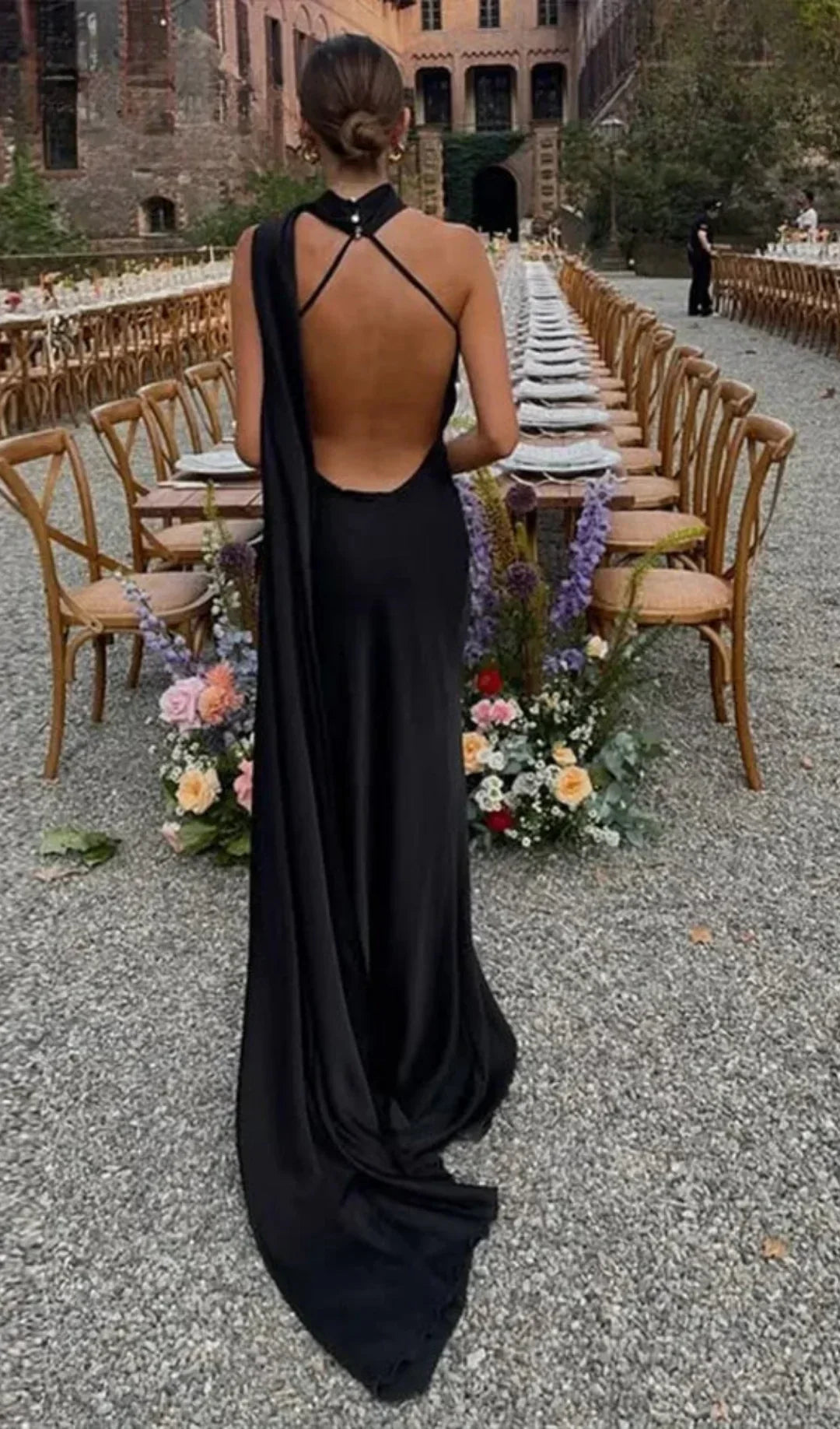 Robe longue femme drapée avec bretelle unique en tissu fluide, parfaite pour les occasions estivales.