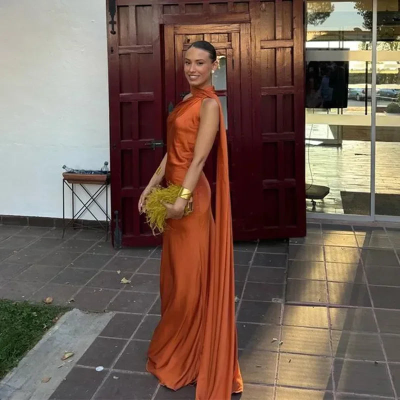 Robe longue orange femme, drapée avec bretelle unique, en tissu léger et fluide, idéale pour les occasions estivales.