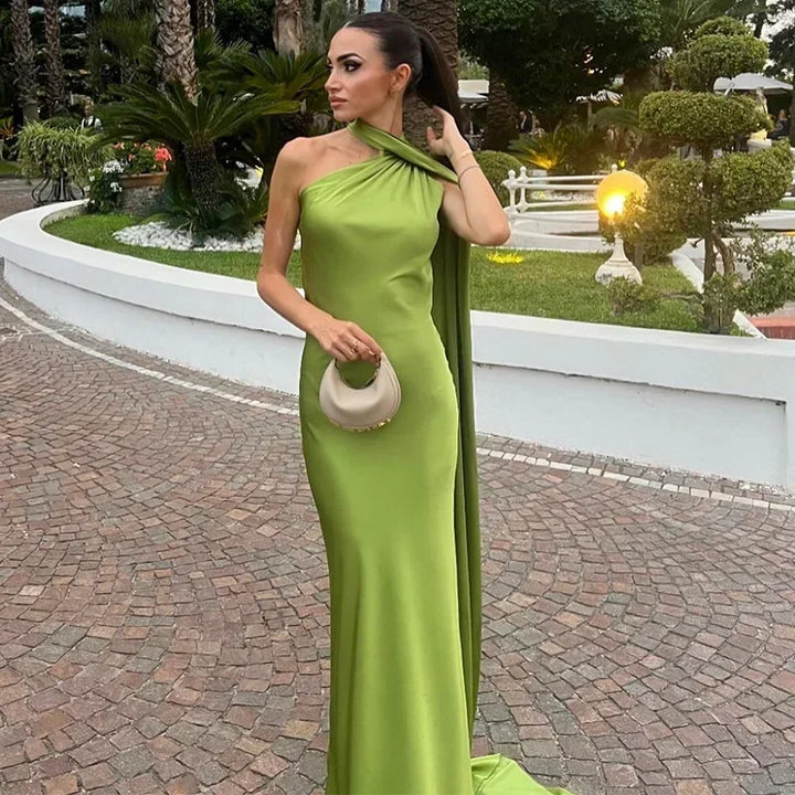 Robe longue drapée pour femme, bretelle unique, en vert, tissu léger et fluide, parfaite pour une tenue estivale…