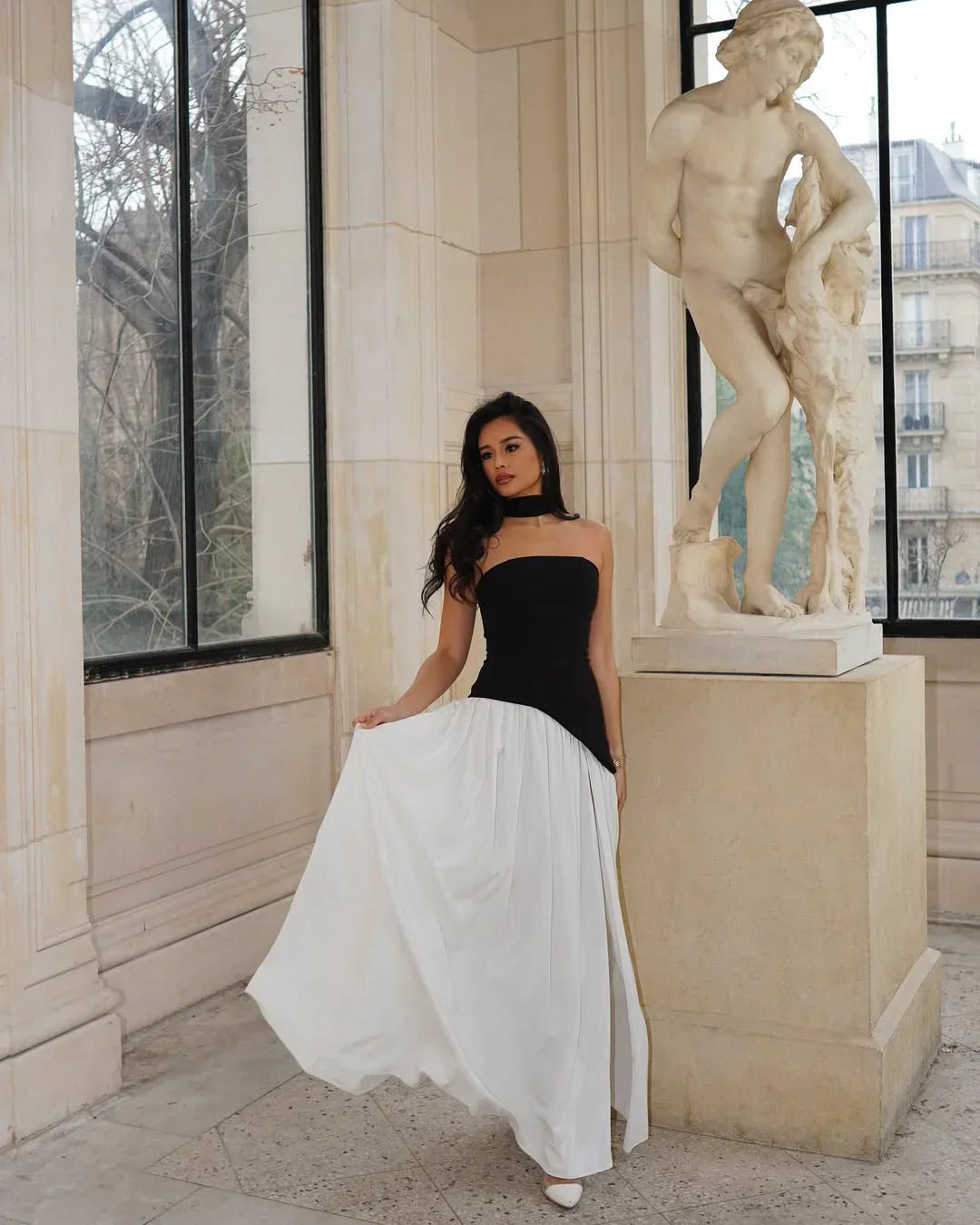 Robe longue femme fendue en tissu léger, dotée d'une écharpe assortie pour une touche élégante et réversible.