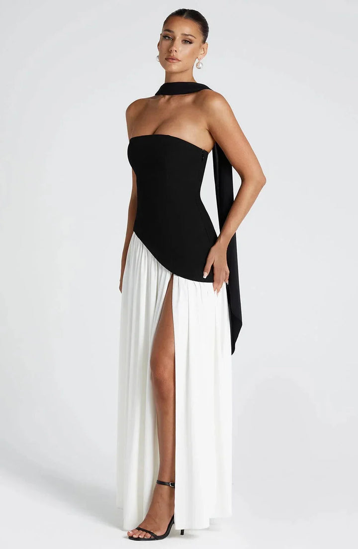 Robe longue fendue en tissu léger, agrémentée d'une écharpe assortie pour un style élégant et décontracté.