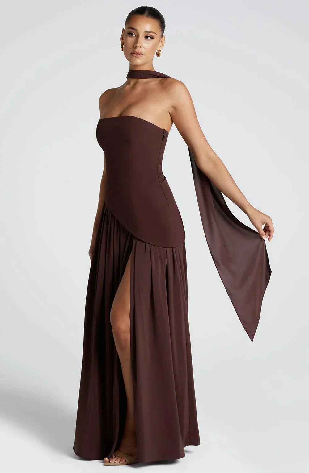 Robe longue femme fendue en tissu léger, avec écharpe assortie et coupe élégante, idéale pour les occasions estivales.