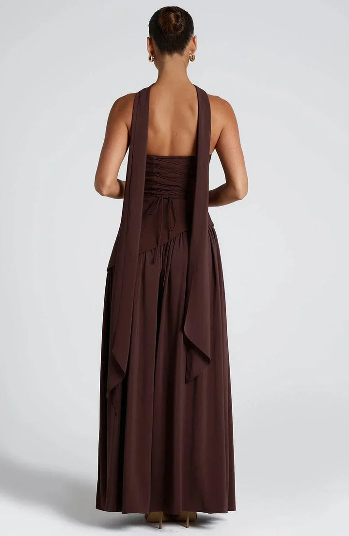 Robe longue femme fendue en tissu léger, avec un design élégant et une écharpe assortie pour une touche chic.