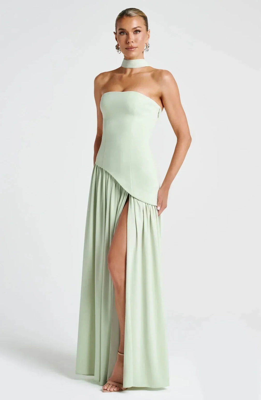 Robe longue vert menthe fendue à motif floral, avec écharpe assortie en tissu léger, parfaite pour l'été.