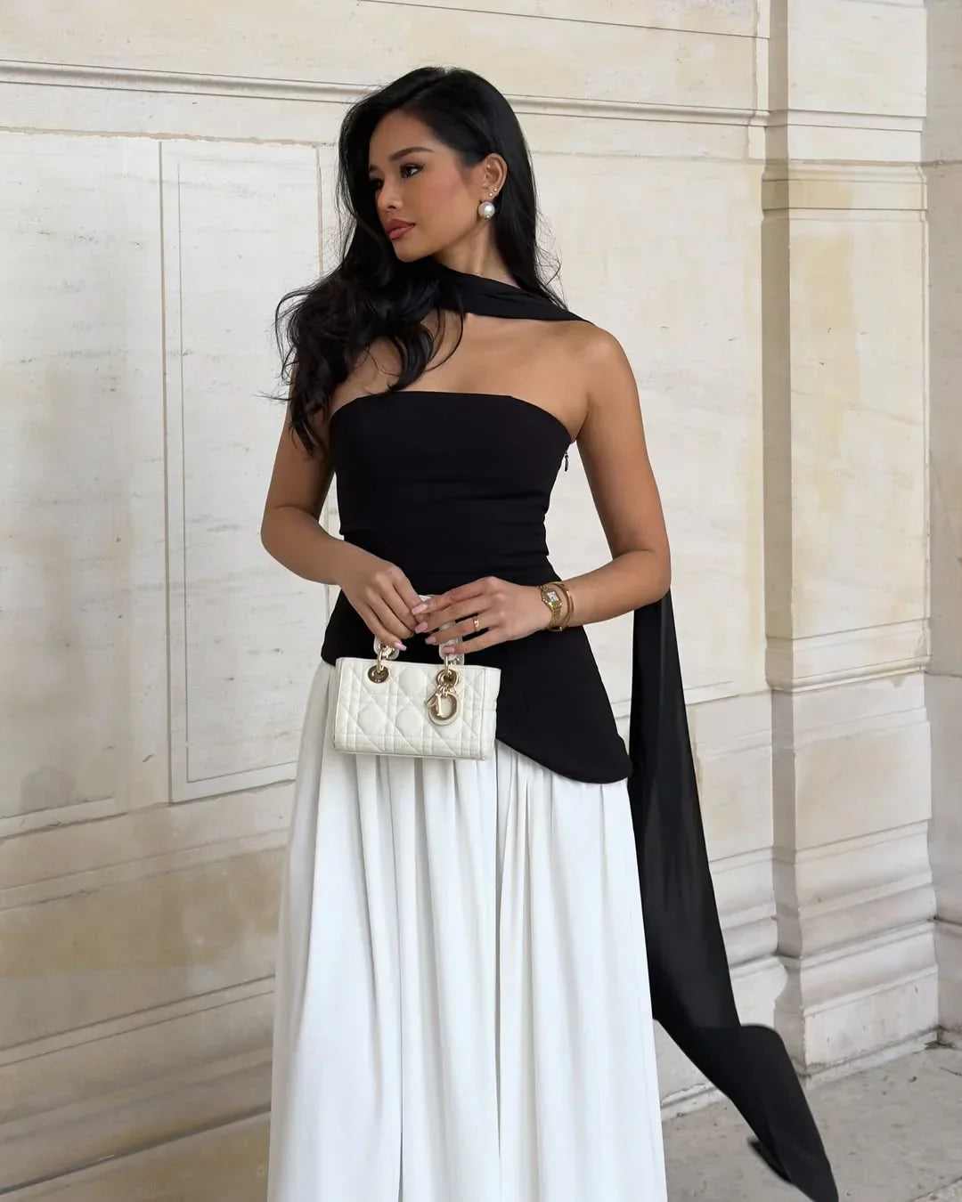 Robe longue noire fendue en polyester avec écharpe assortie, style élégant et moderne pour toutes les occasions.