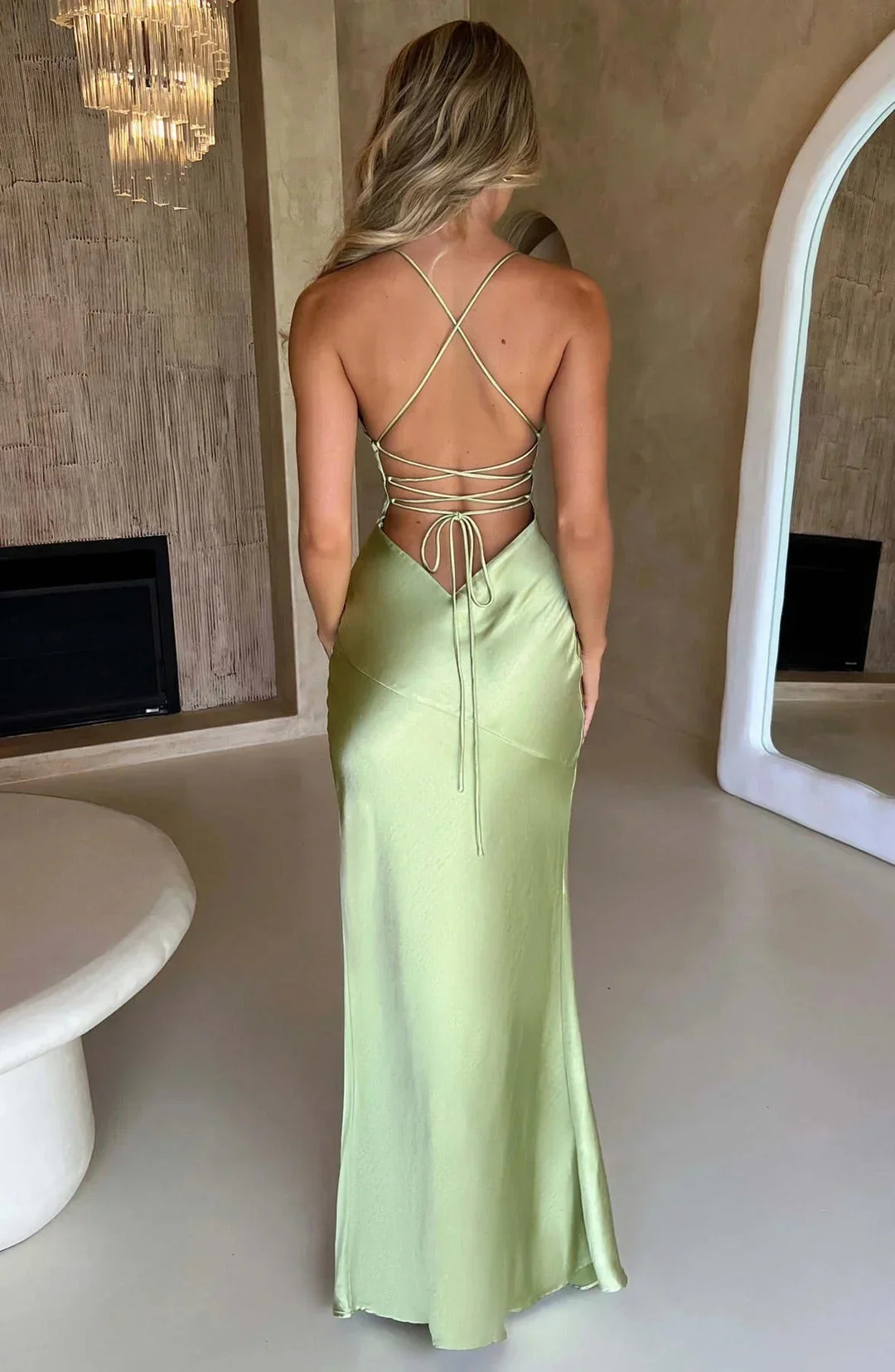 Robe longue fendue en soie avec manches courtes et décolleté en V, parfaite pour une tenue élégante et confortable.