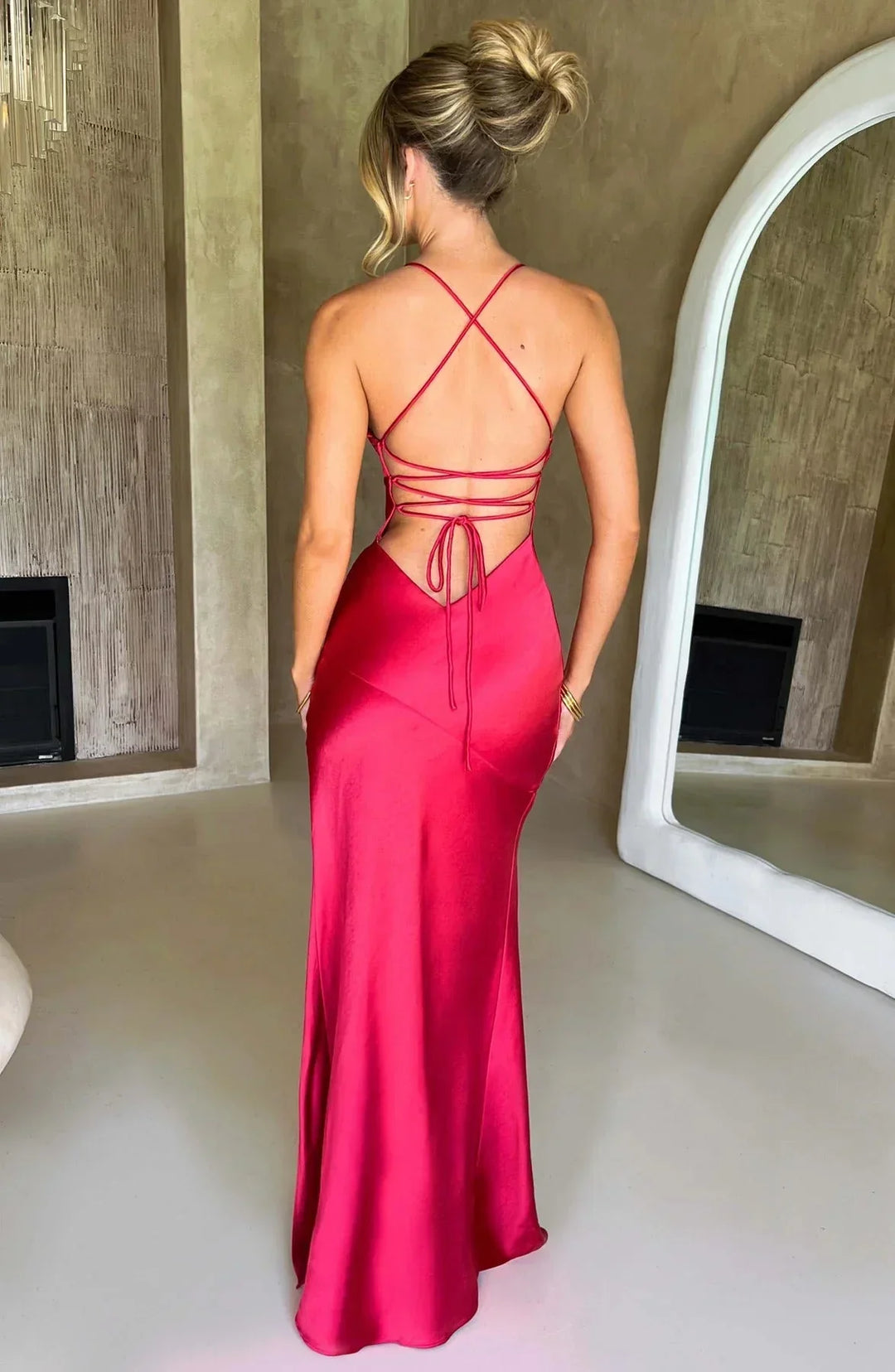 Robe longue fendue pour femme en soie, avec un design fluide et des fentes élégantes pour une silhouette raffinée.