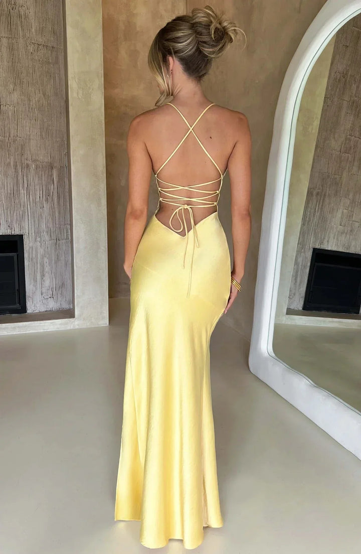 Robe longue en soie pour femme, fente latérale, design élégant, idéale pour des occasions spéciales et à porter en été.