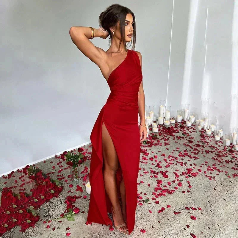 Robe longue fendue une épaule en satin, dessinée avec une coupe fluide et élégante, parfaite pour les occasions spéciales.
