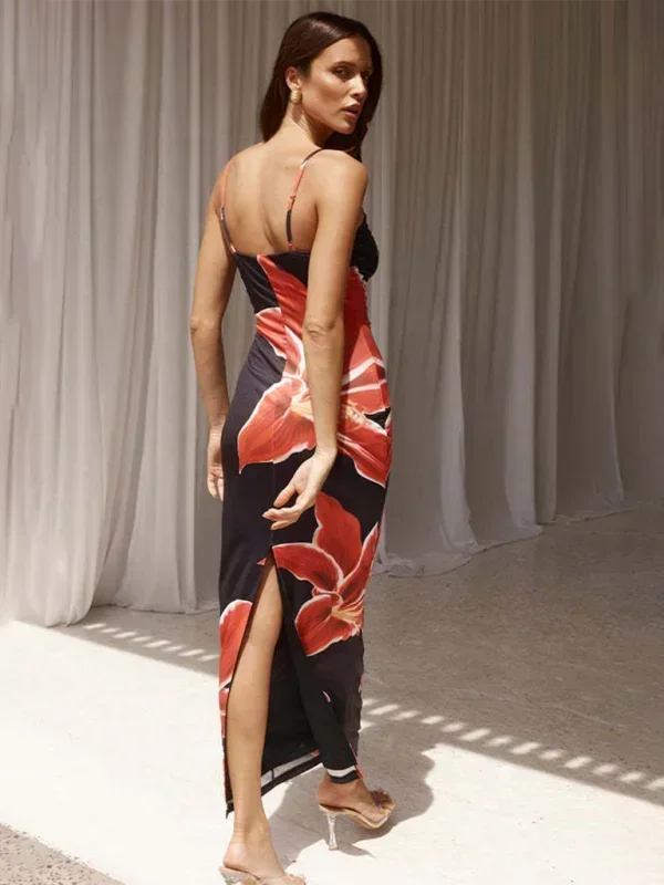 Robe longue à fines bretelles, en coton léger, avec un imprimé floral coloré et une coupe fluide pour un confort quotidien.