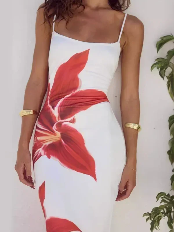 Robe longue à fines bretelles, en coton léger, avec un imprimé floral coloré sur fond clair, parfaite pour les jours…
