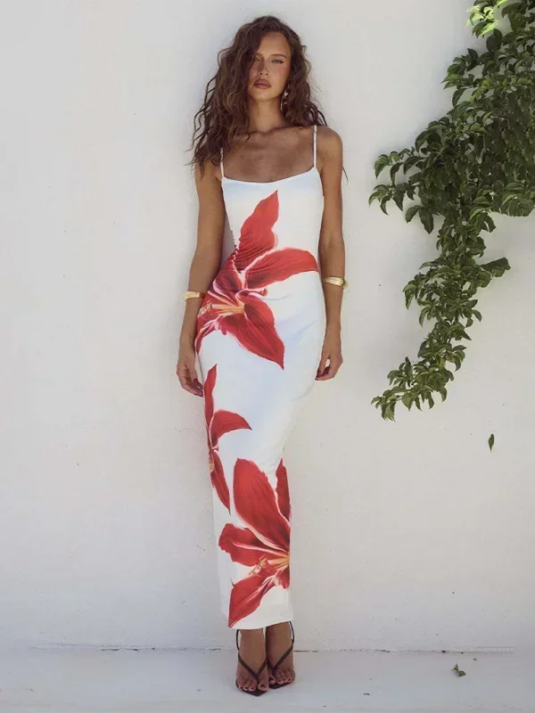 Robe longue blanche à fines bretelles avec un imprimé floral délicat, parfaite pour les journées estivales.
