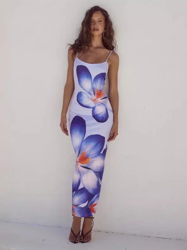 Robe longue en bleu clair à fines bretelles, avec un imprimé floral délicat et un tissu léger et fluide.