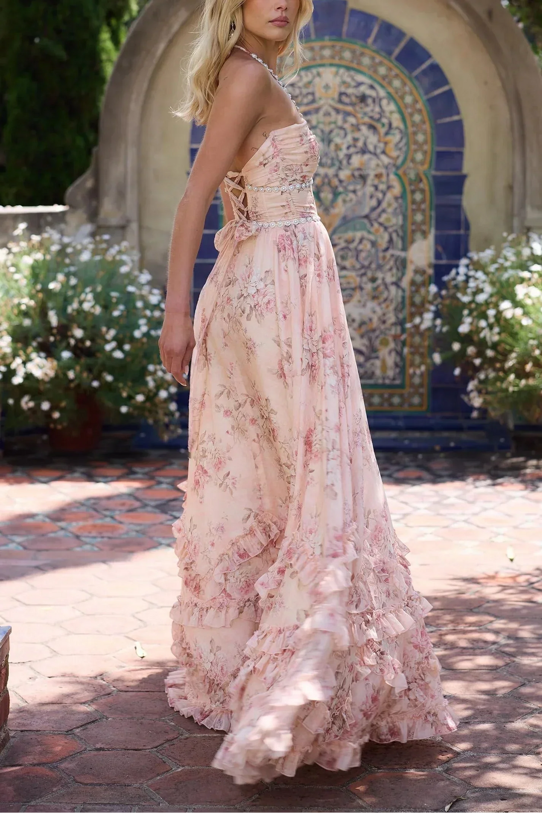 Robe longue fleurie pour femme, en tissu léger, avec fente sur le côté pour un style fluide et décontracté.