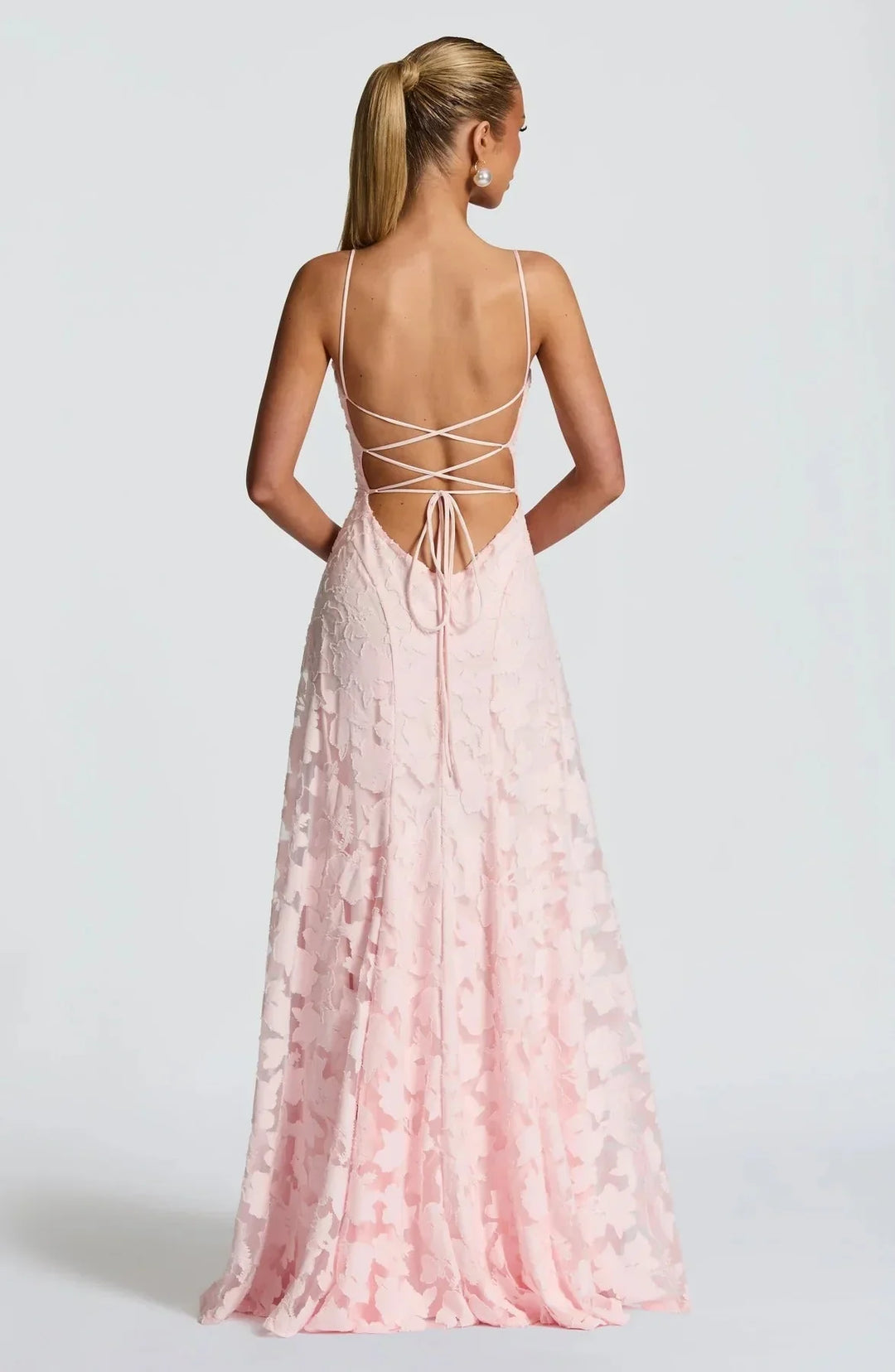 Robe longue femme sans manches à motifs floraux, confectionnée en tissu léger et respirant, parfaite pour les journées d'été.