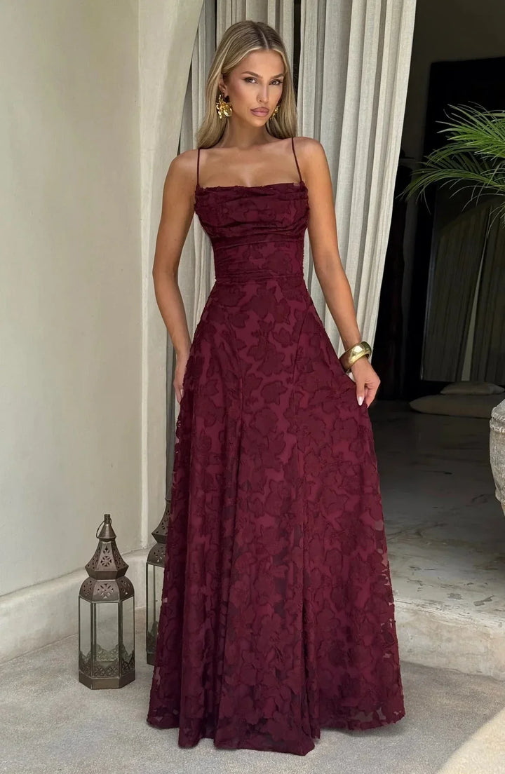 Robe longue sans manches en coton léger avec motif floral coloré et ceinture ajustable à la taille.