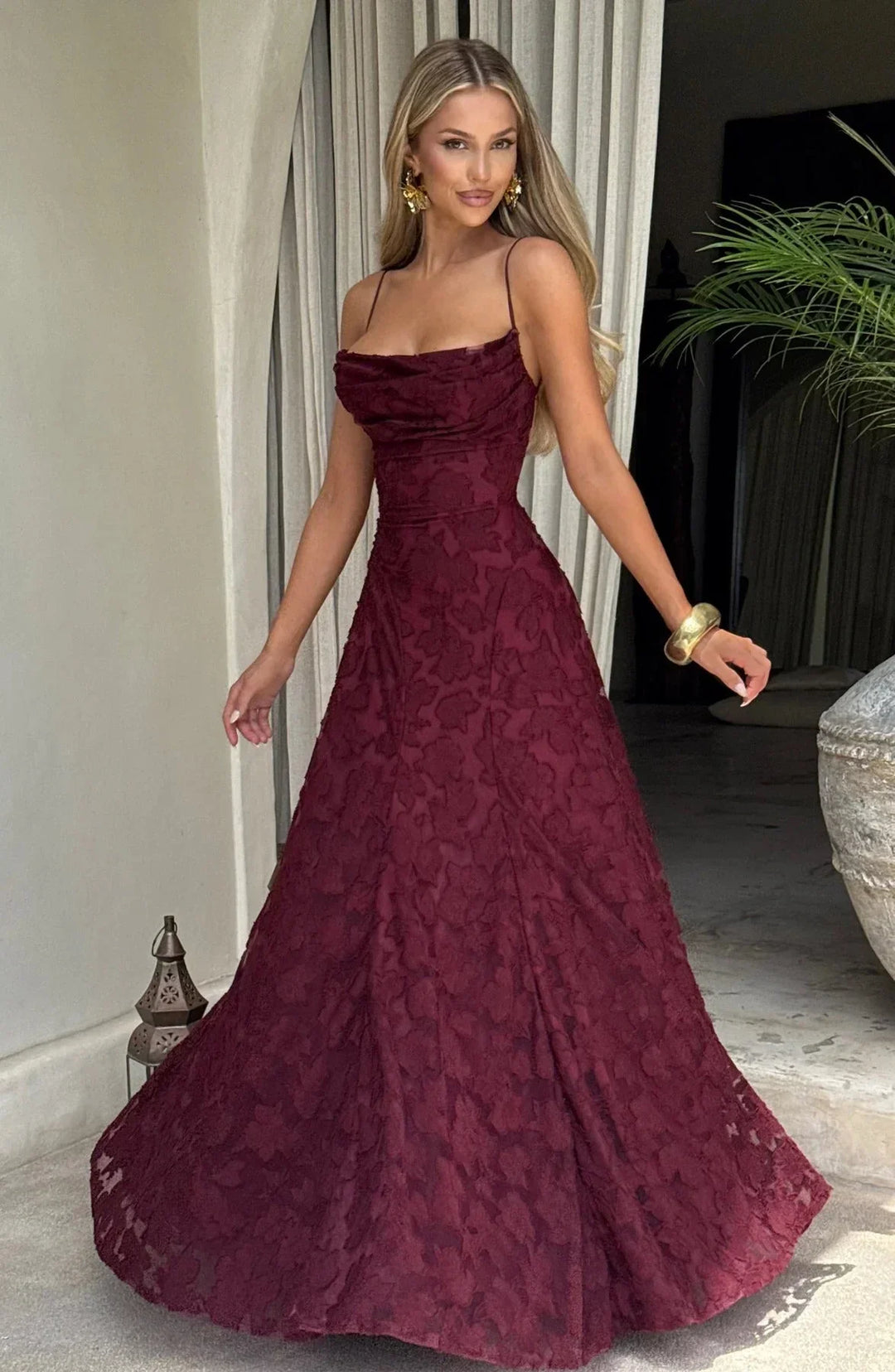 Robe longue sans manches en coton, imprimé floral coloré, parfaite pour les journées d'été et les occasions décontractées.