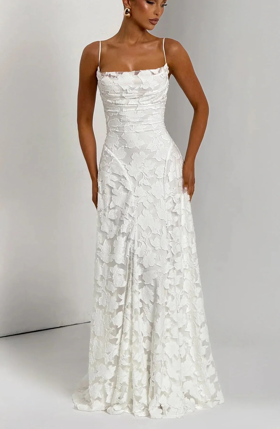 Robe longue blanche en tissu léger, sans manches, à motifs floraux colorés, idéale pour un look estival.