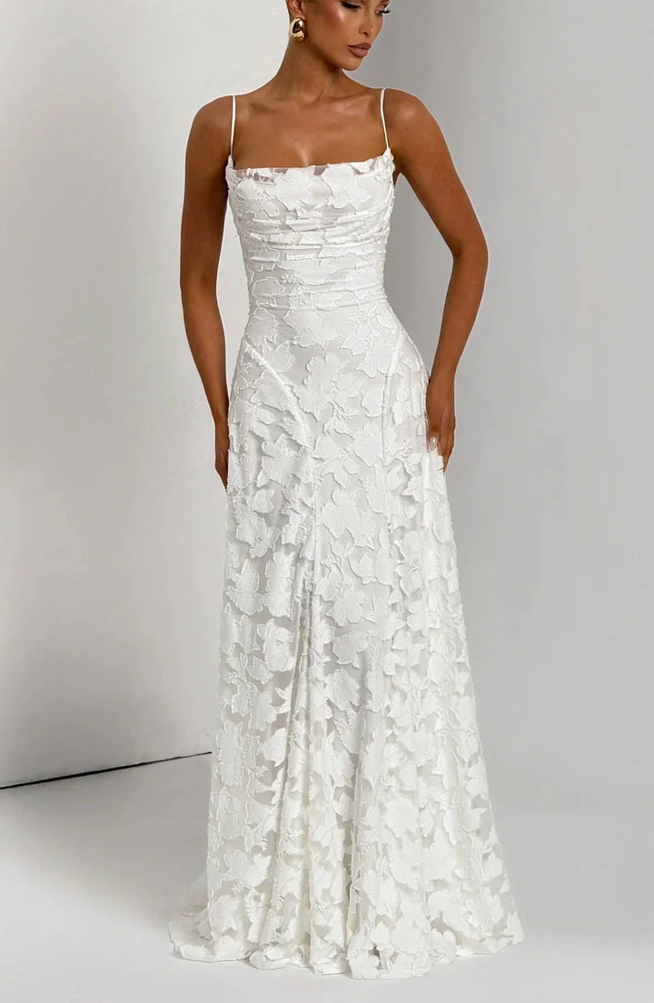 Robe longue blanche en tissu léger, sans manches, à motifs floraux colorés, idéale pour un look estival.
