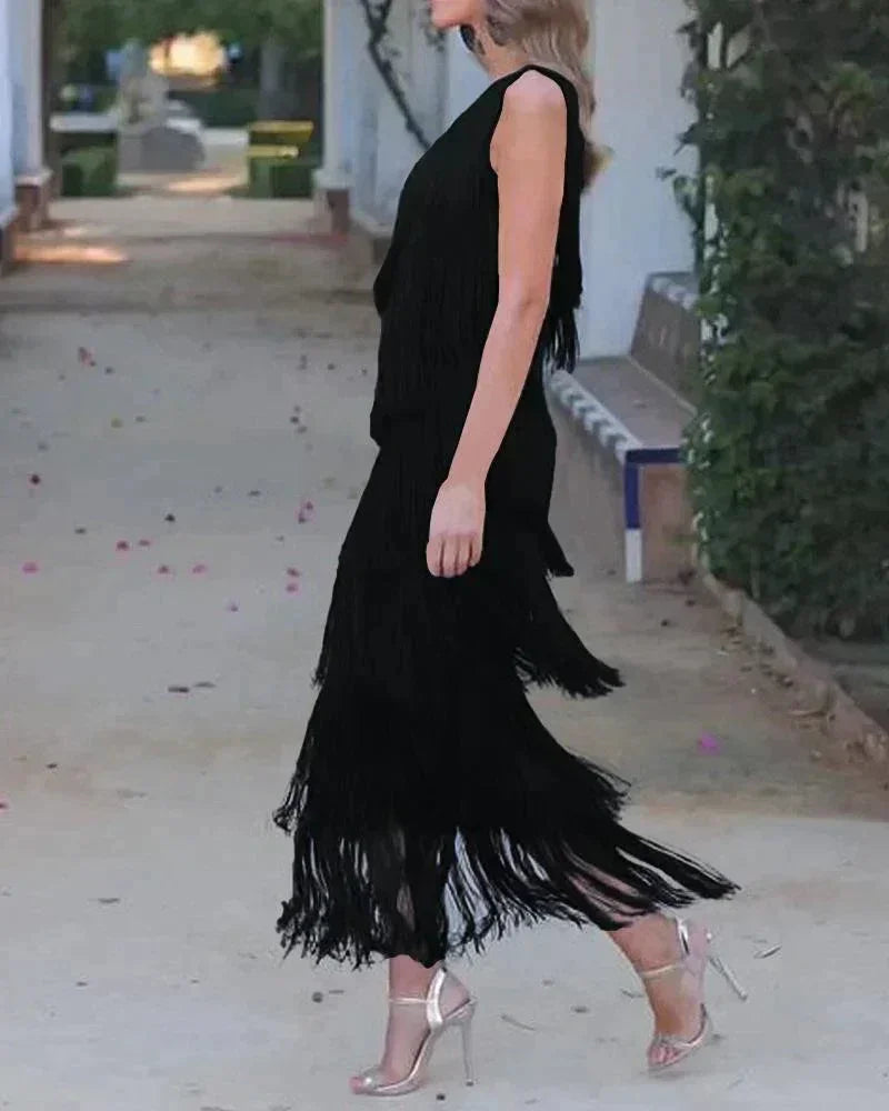 Robe longue femme avec franges, encolure asymétrique, en tissu fluide, parfaite pour des occasions décontractées.
