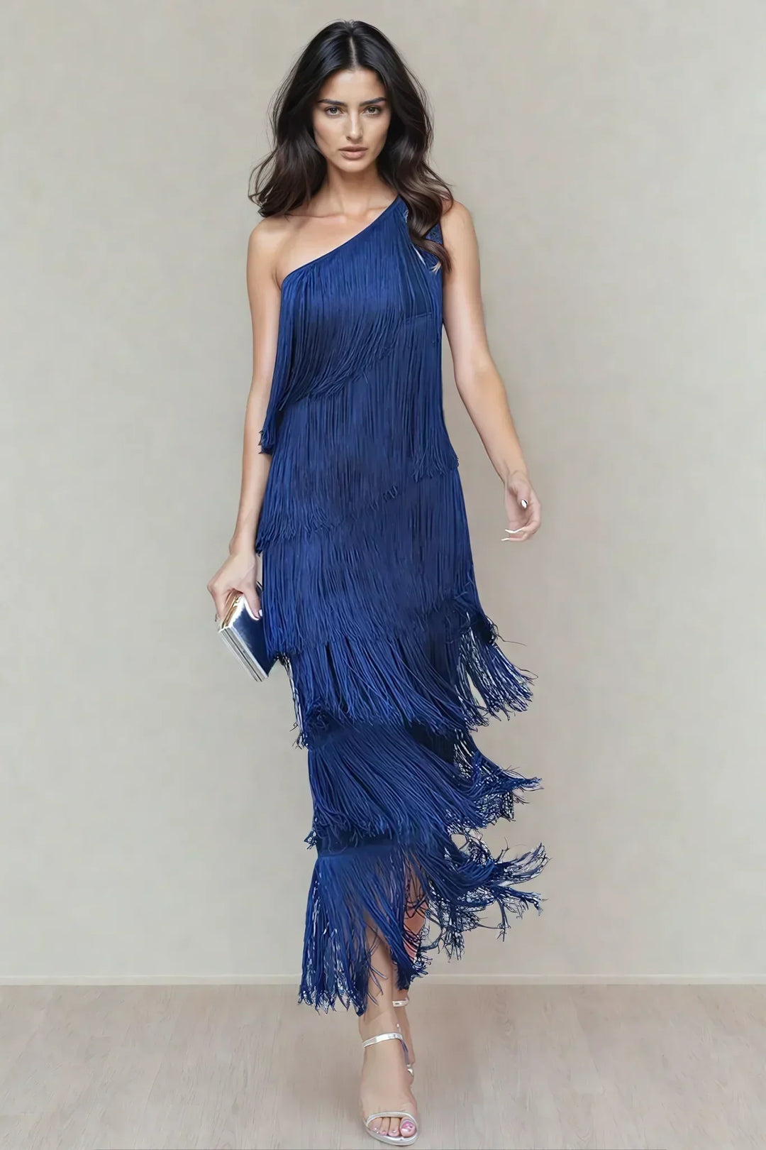 Robe longue femme en tissu léger, franges délicates et encolure asymétrique pour un style moderne et élégant.