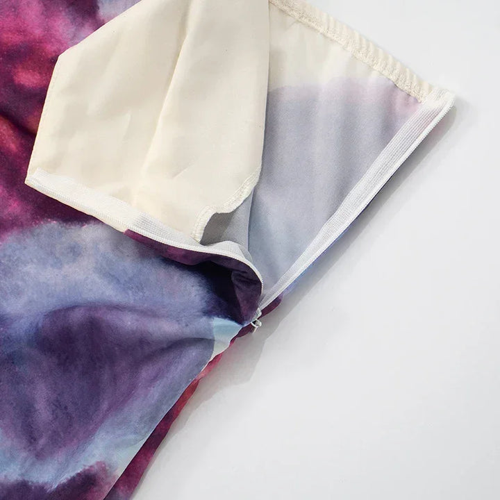 Robe longue sans bretelles en tissu léger avec imprimé floral violet, idéale pour les journées estivales.