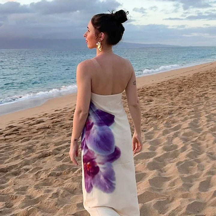 Robe longue femme sans bretelles, en tissu léger, avec un imprimé floral violet et un design fluide pour un confort estival.