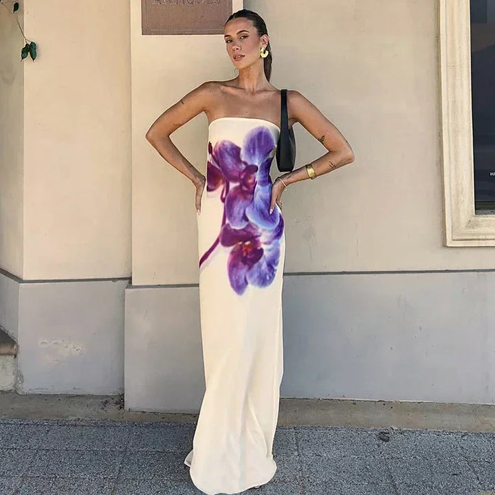 Robe longue femme sans bretelles, en tissu léger, avec un imprimé floral violet élégant et un design fluide.