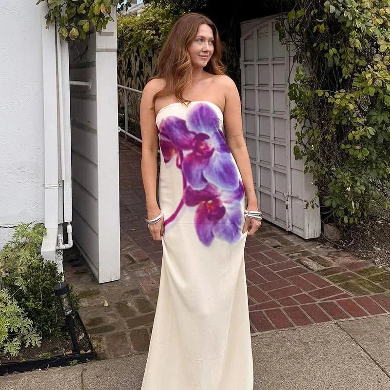 Robe longue sans bretelles en tissu léger avec motif floral violet, idéale pour les sorties d'été.