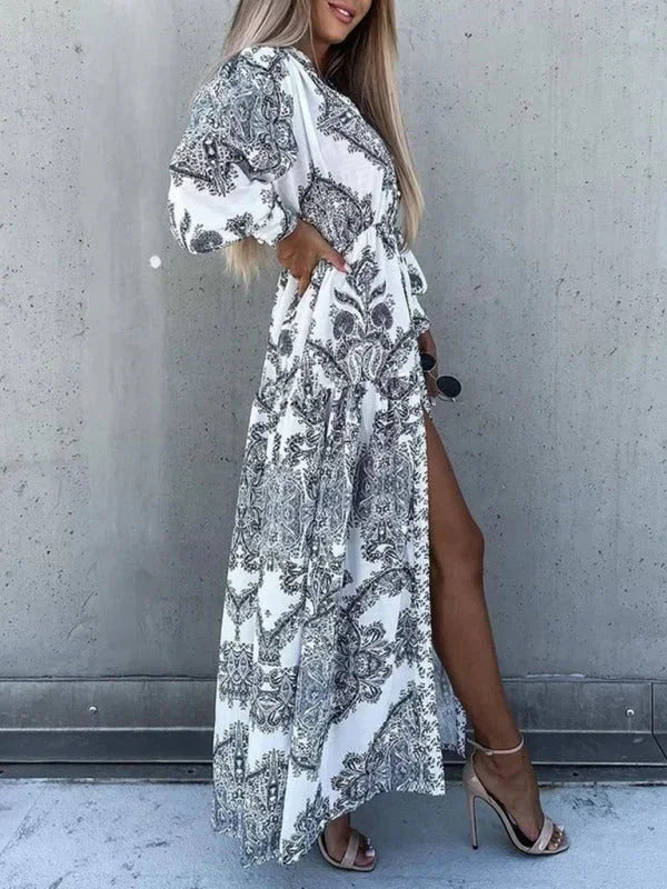 Robe longue femme à imprimé floral, fente haute et col V, confectionnée en tissu léger et fluide pour un confort optimal.