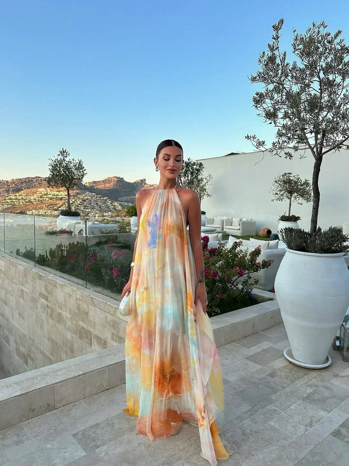 Robe longue femme à imprimé floral, dos nu, en tissu léger et fluide, idéale pour les journées d'été.